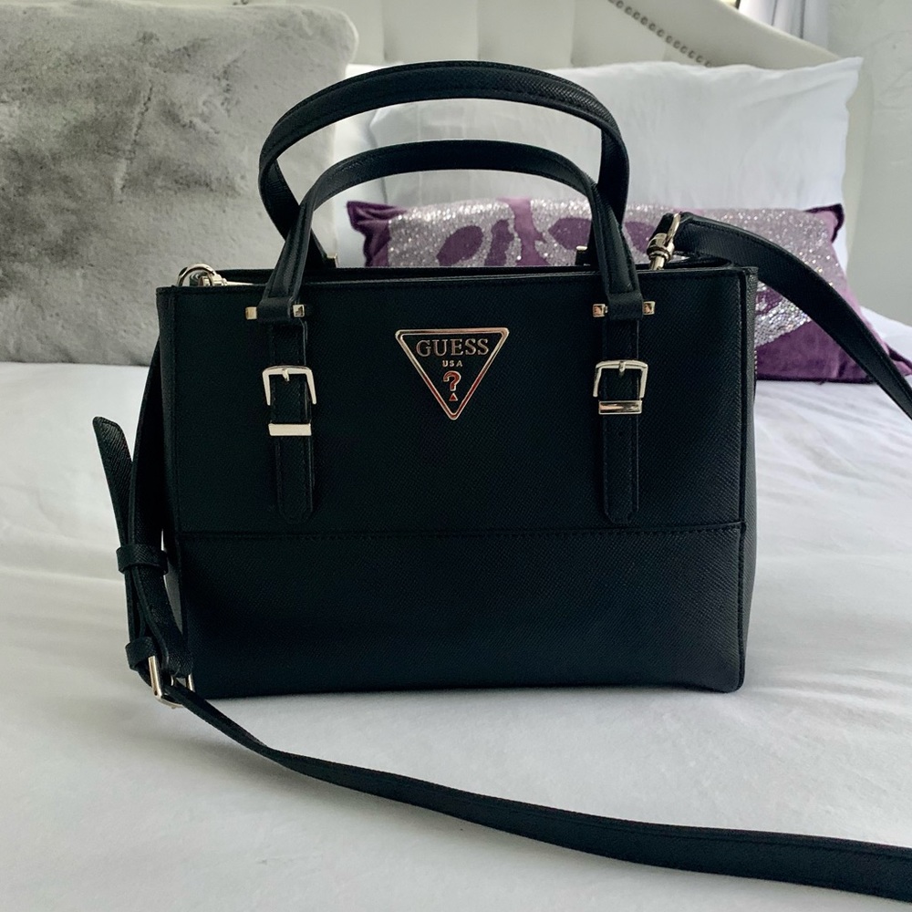 New Guess Purse with Crossbody Strap 🖤
